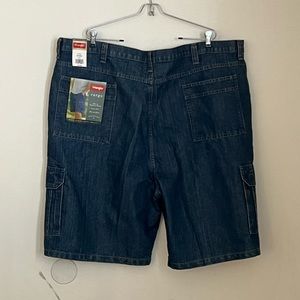 Men’s jeans cargo shorts. Size 48 Wrangler!